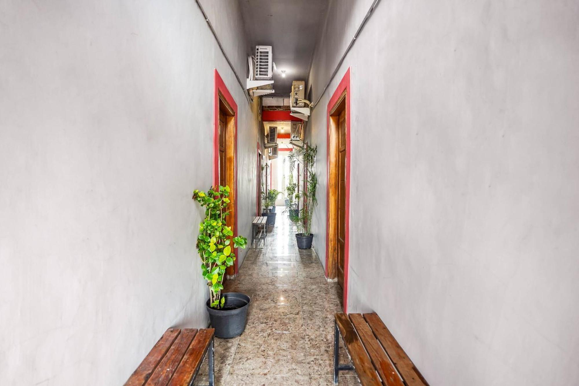 Oyo 90799 Griyo Sonia Hotel Surabaya